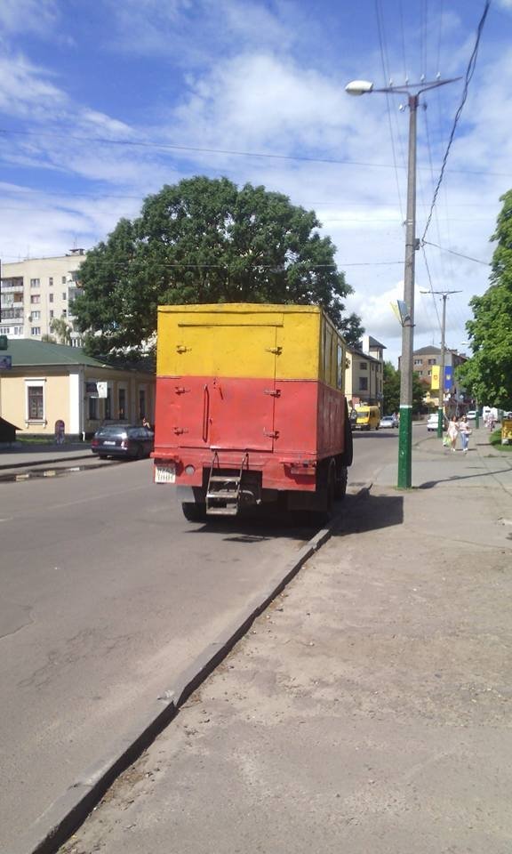 У Володимирі-Волинському поліція зловила п'яних комунальників. ФОТО