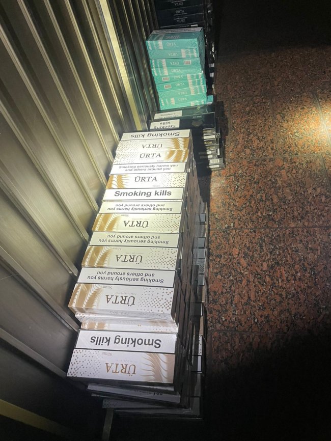 Волинські митники виявили контрабандні цигарки у потягу, які заховали під матрацами  