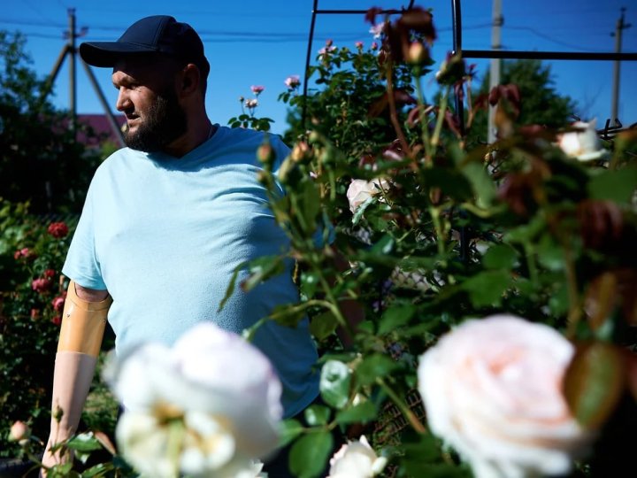 «Людина гине, а ти її все одно любиш»: війна забрала його Наталю, і Олексій садить в пам'ять про неї троянди на Волині