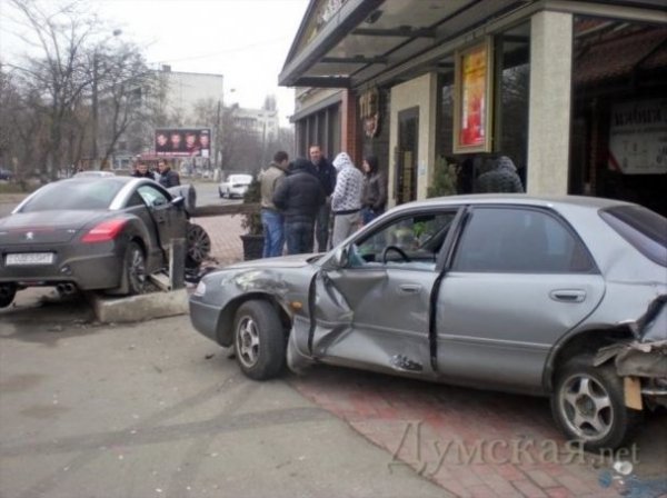 В Одесі іномарка з 16-річним водієм збила двох людей. ФОТО