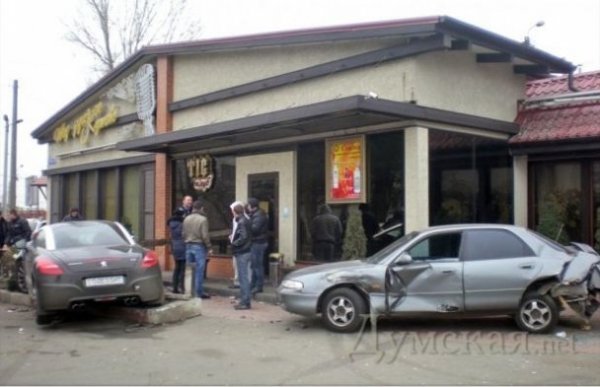 В Одесі іномарка з 16-річним водієм збила двох людей. ФОТО