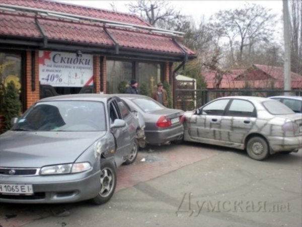 В Одесі іномарка з 16-річним водієм збила двох людей. ФОТО