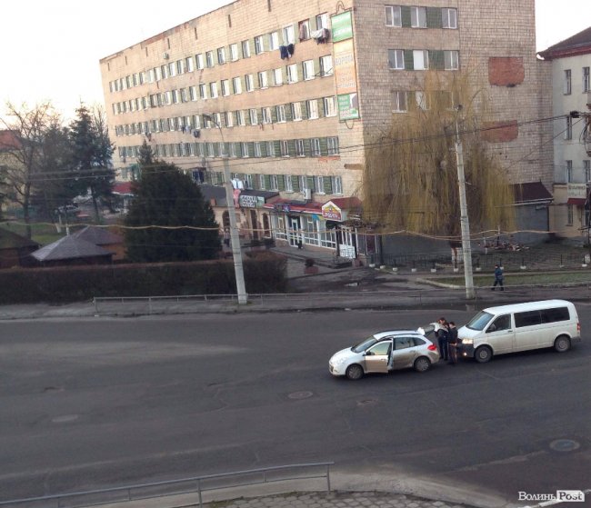 У Луцьку – ранкова аварія на перехресті. ФОТО