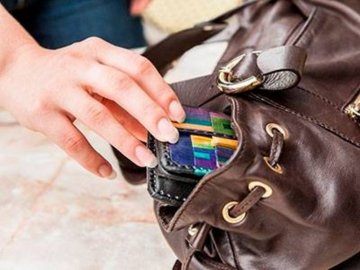 У Луцьку на дитячому майданчику обікрали жінку