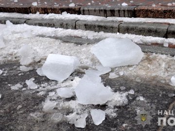 У Полтаві дитину тяжко травмувала льодяна брила