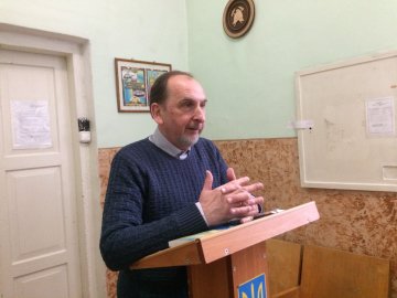Зняв облачення та взяв гітару: у луцькому госпіталі священик організував концерт