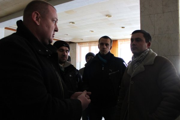 «Я тебе вилікую зараз», - полковник міліції активісту луцького Автомайдану. ФОТО. ВІДЕО