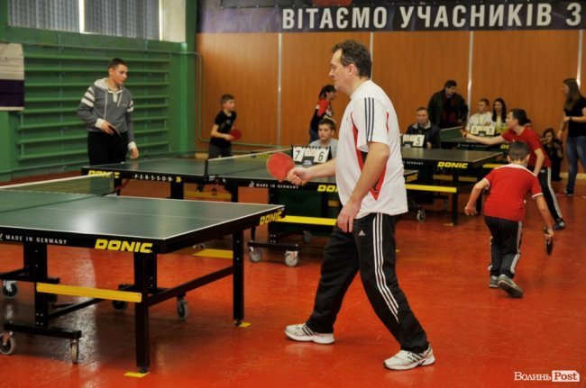 Як у Луцьку патрульні, військові і діти грали в теніс