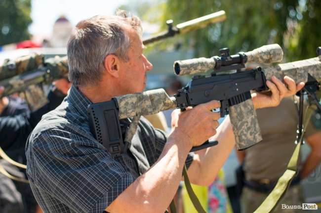 У центрі Луцька діти «стріляли» зі зброї та кермували поліцейськими авто. ФОТО