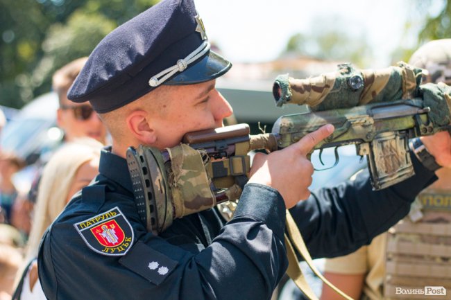 У центрі Луцька діти «стріляли» зі зброї та кермували поліцейськими авто. ФОТО