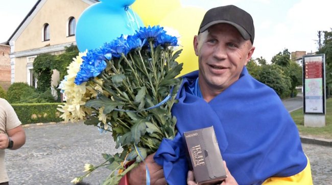 Потрапив у полон у свій день народження: у Луцьку зустріли звільненого з російської неволі воїна. ВІДЕО