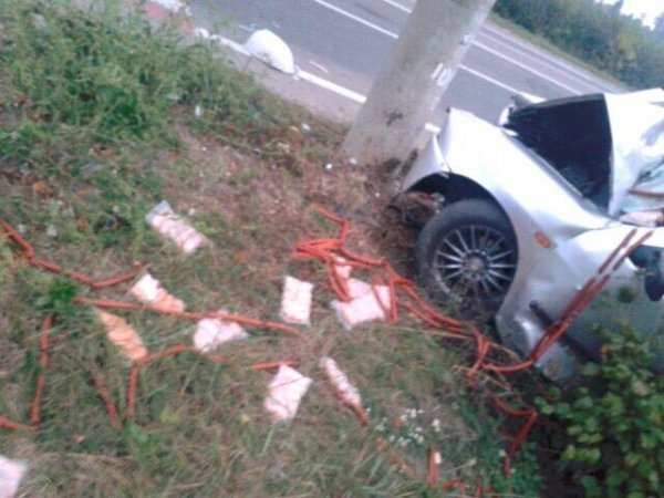 ДТП у Гаразджі: автівка в'їхала у стовп. ФОТО. ВІДЕО. ОНОВЛЕНО