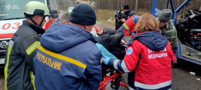 Аварія на Волині: зіткнулися авто та вантажівка, водія деблокували рятувальники