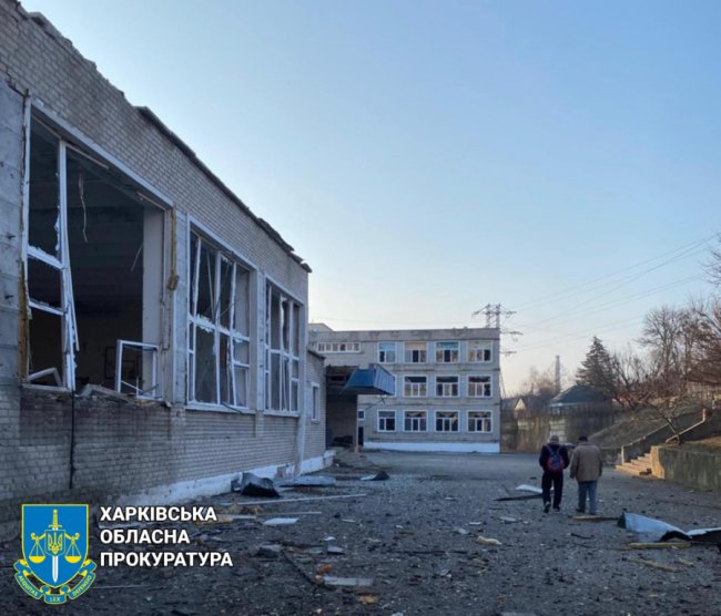 Росіяни вдарили дронами по гімназії на Харківщині: є постраждалий