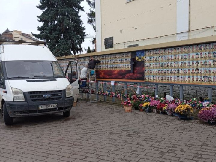 У Луцьку почали розширювати стенд пам’яті Героїв