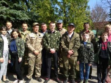 Самшит, спірея, форзиція: волинські атовці прикрасили територію біля дитсадка