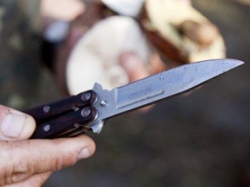 У Польщі українець намагався захистити жінку і отримав ножові поранення від нападника