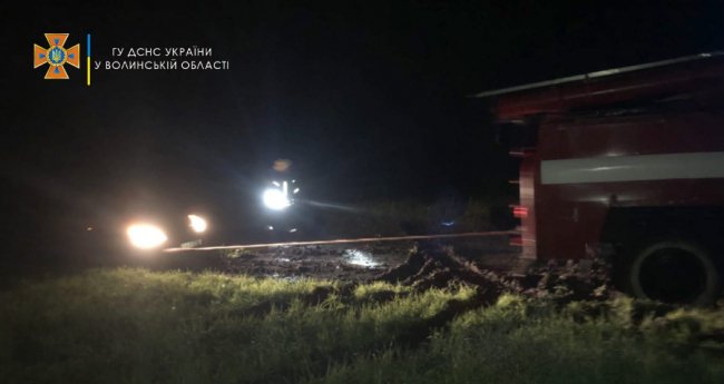 На Волині рятувальники відбуксирували автомобіль та рейсовий автобус: застрягли на розмитій дорозі. ФОТО