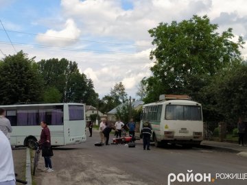 У Рожищі – ДТП за участю двох маршруток та мотоцикліста. ФОТО