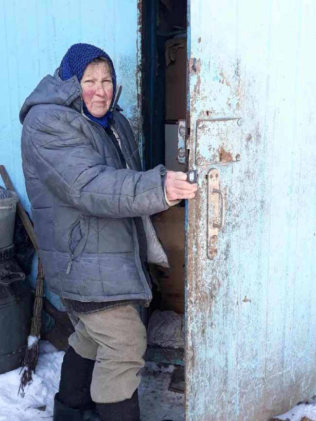 Небайдужих лучан просять зробити вольєри для собак, яких утримує самотня бабуся