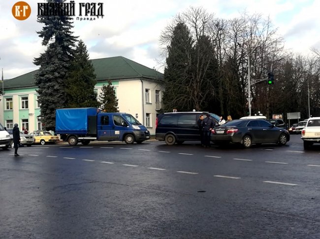 У Володимирі зіткнулися бус та легковик: рух ускладнений. ФОТО