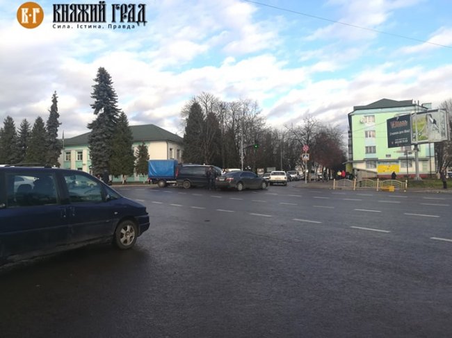 У Володимирі зіткнулися бус та легковик: рух ускладнений. ФОТО