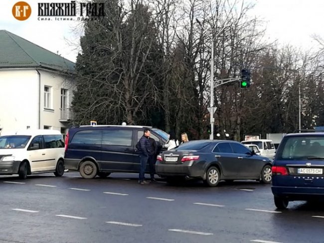 У Володимирі зіткнулися бус та легковик: рух ускладнений. ФОТО