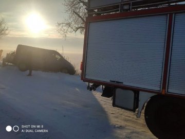 На Волині рятувальники відбуксирували автомобіль, який з'їхав з дороги