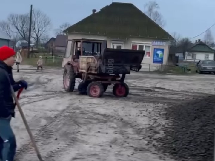 У селі на Волині мешканці самотужки ремонтують дорогу