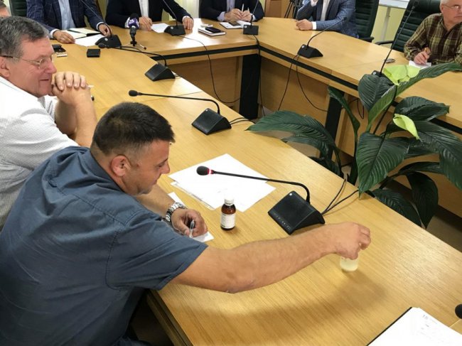 Валентин Данелюк демонструє дію препарату