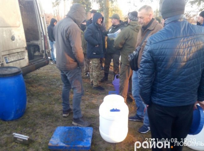 У Любомльському районі рибалки-любителі випустили у озера 1300 кілограмів карася та коропа