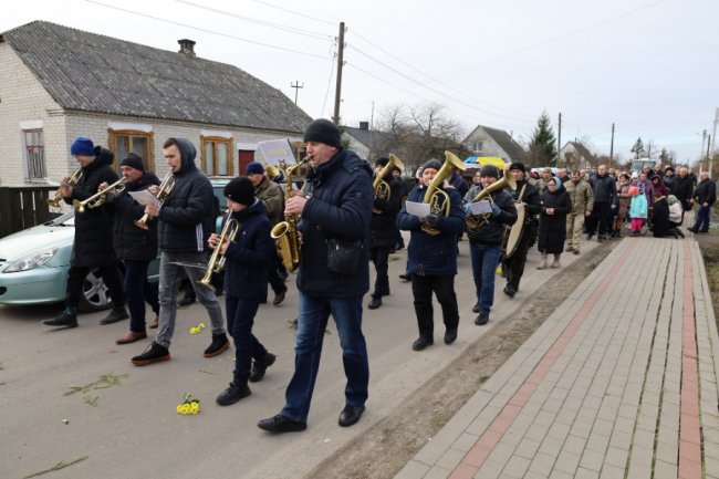 Волиняни навколішки прощалися з Героєм, який поліг на Херсонщині