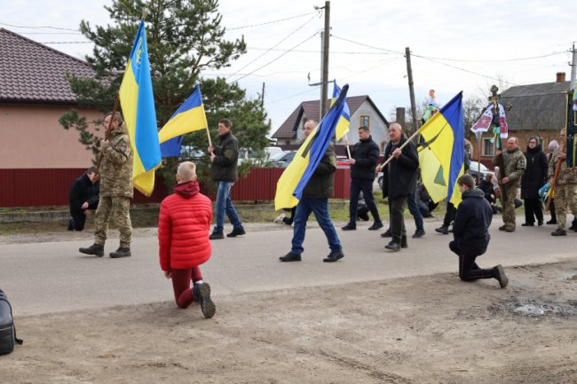 Волиняни навколішки прощалися з Героєм, який поліг на Херсонщині
