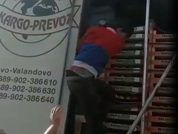 На Волині в фурі з нектаринами знайшли трьох афганців. ВІДЕО