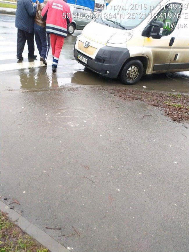 У  Луцьку муніципали знайшли чоловіка, який перебував в автомобілі без свідомості