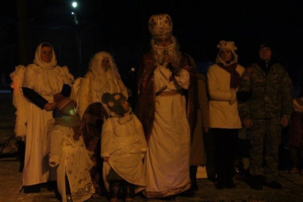 Ватра, фаєр-шоу, співи: як запалювали ялинку в селі під Луцьком