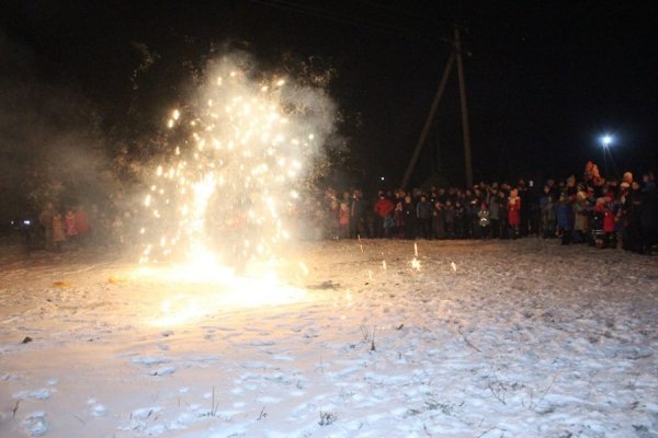 Ватра, фаєр-шоу, співи: як запалювали ялинку в селі під Луцьком