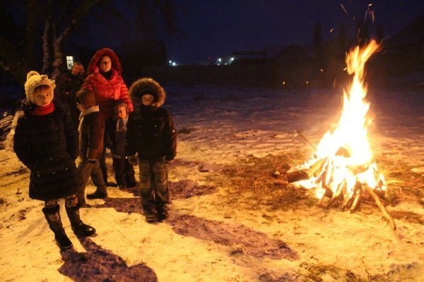 Ватра, фаєр-шоу, співи: як запалювали ялинку в селі під Луцьком