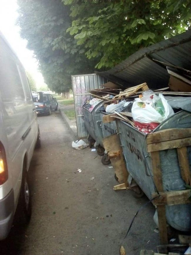 У луцькому дворі утворюється сміттєзвалище через недобросовісного підприємця. ФОТО