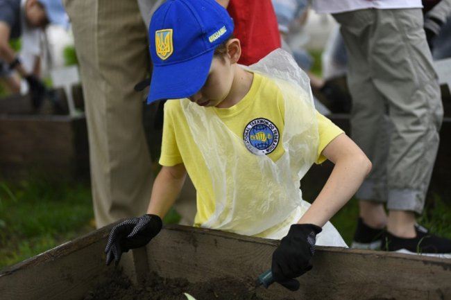 Як у луцькому зоопарку особливі дітки город садили. ФОТО
