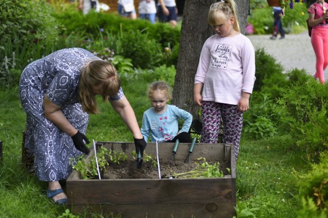 Як у луцькому зоопарку особливі дітки город садили. ФОТО