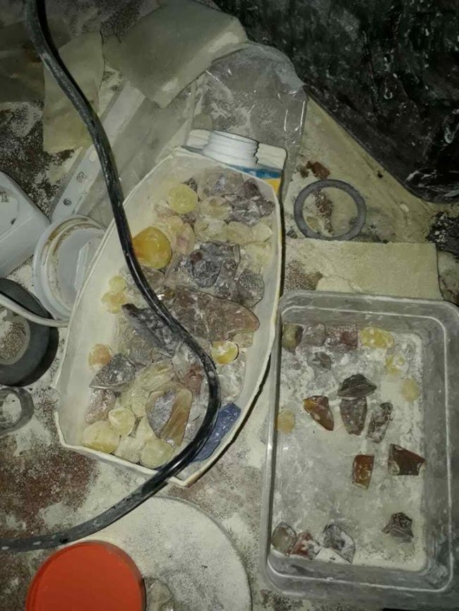 Підпільні цехи: у Луцьку вилучили 400 кілограмів бурштину