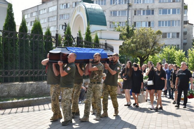 У Луцьку провели в останню дорогу загиблого Героя Миколу Орєховського. ФОТО