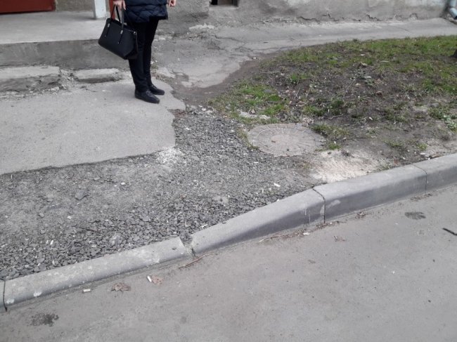 Двір луцької багатоповерхівки асфальтують уже три роки. ФОТО