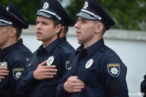 У Луцьку поліцейські отримали нові погони і звання. ФОТО