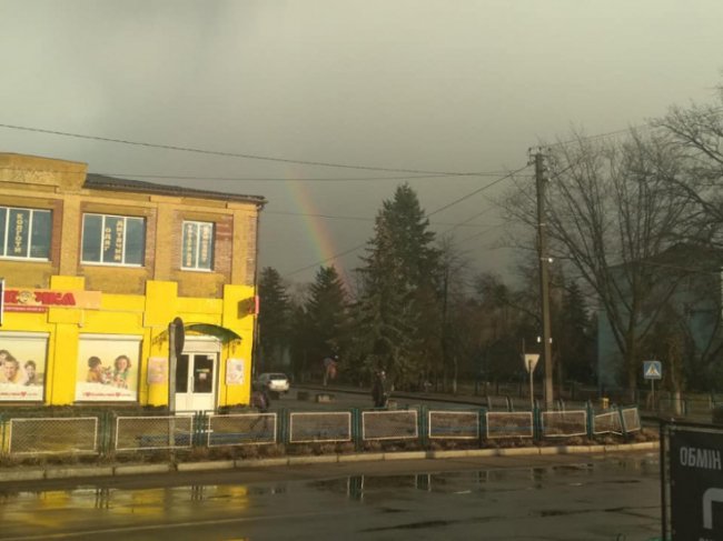 У волинському селищі небо заполонили веселки. ФОТОФАКТ