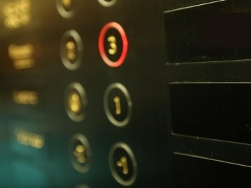 В Києві обірвався ліфт з медиками «швидкої»