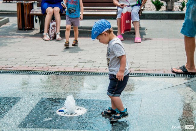 Усмішки малечі та бризки водограю: літній день у Луцьку. ФОТО