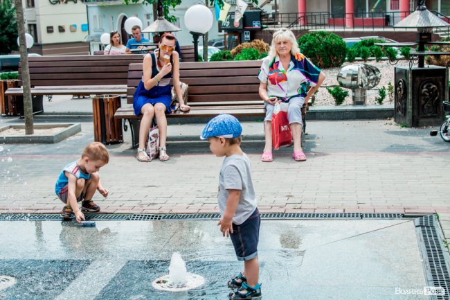 Усмішки малечі та бризки водограю: літній день у Луцьку. ФОТО