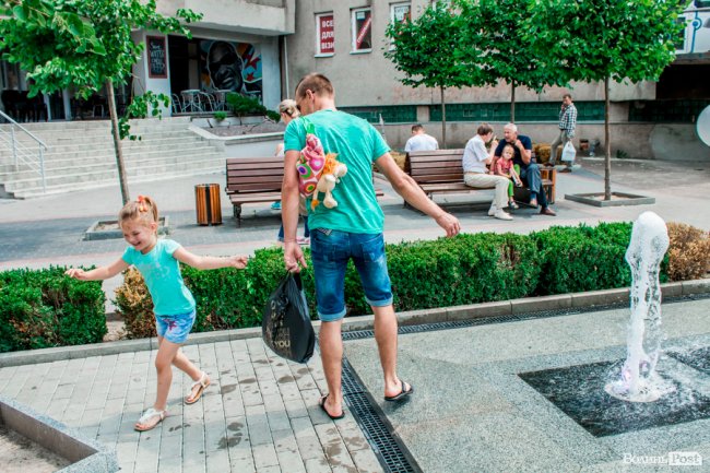 Усмішки малечі та бризки водограю: літній день у Луцьку. ФОТО